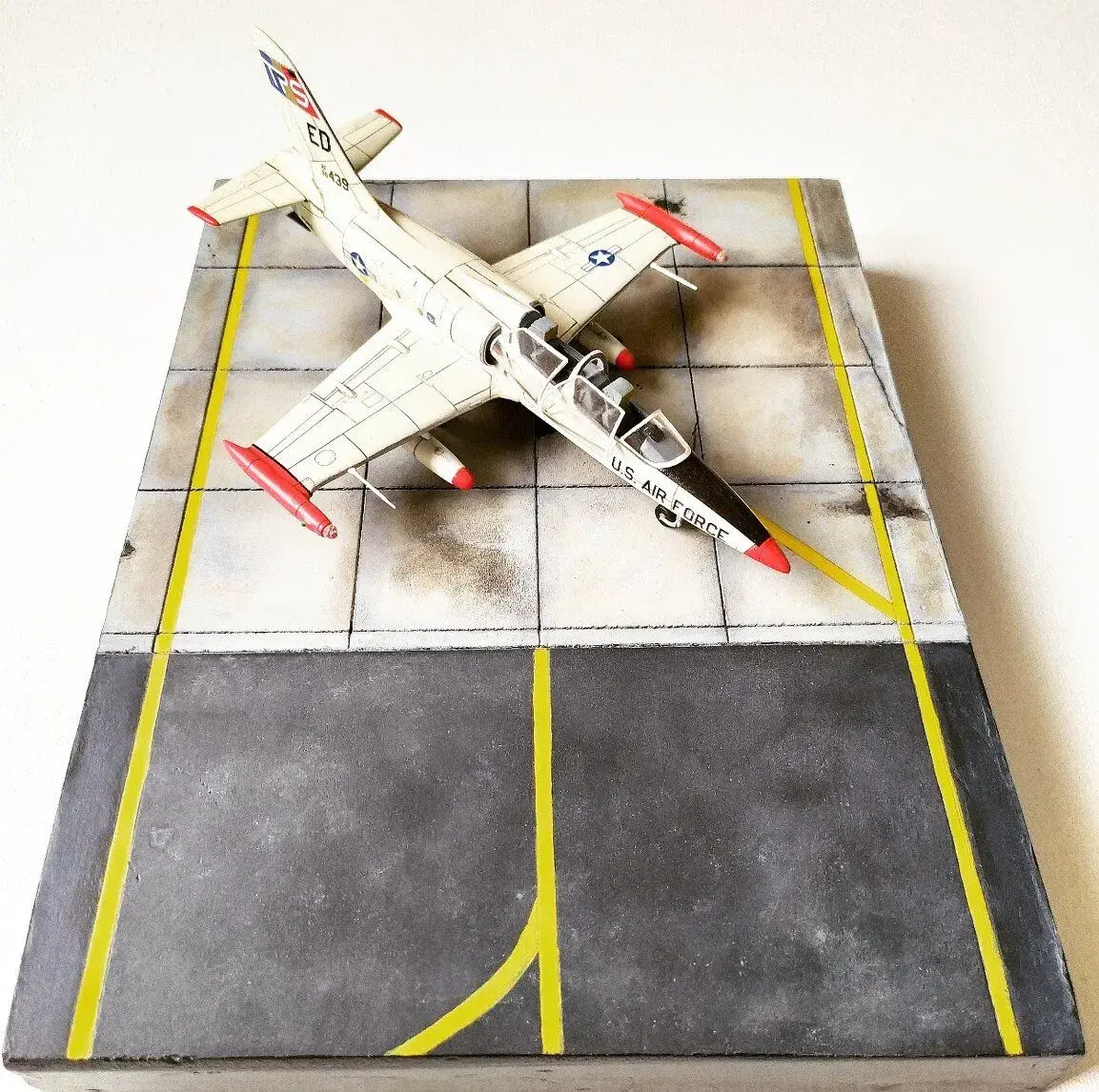 Plastovú, podložku pod model lietadla 1/72