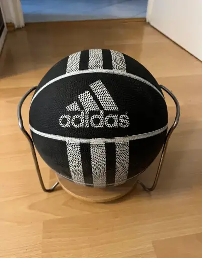 Adidas – Basketbalová lopta čierno-biela + stojan