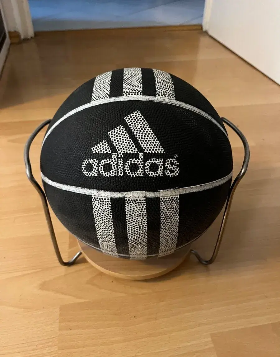Adidas – Basketbalová lopta čierno-biela + stojan