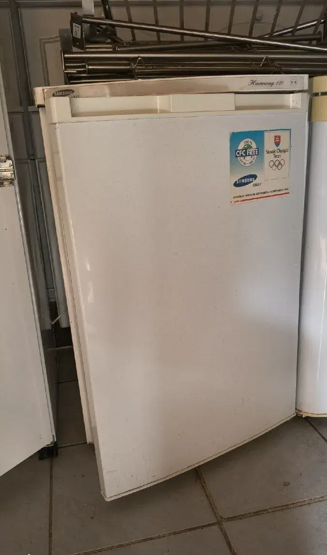 Chladničku h56 š54,5 85,5v