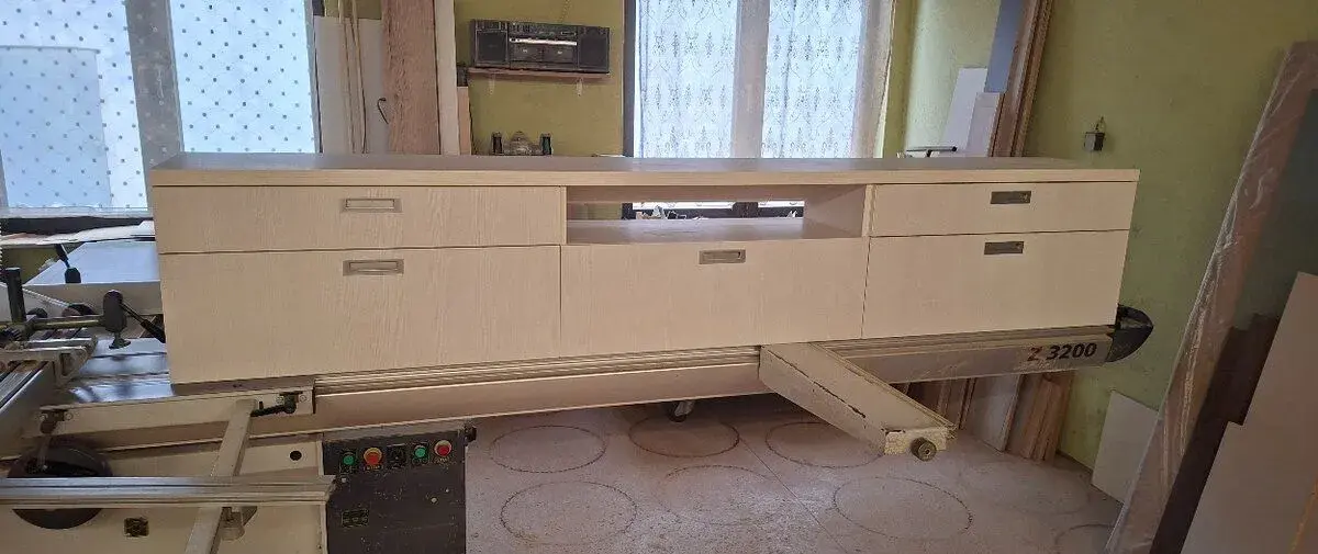 Skrinku pod televizor