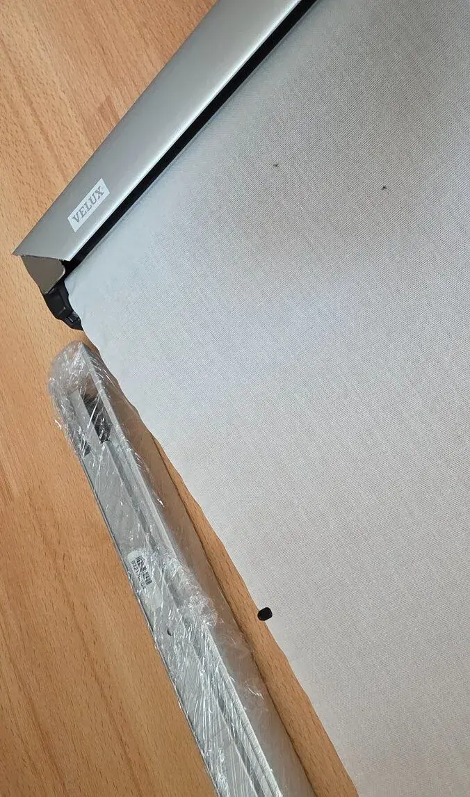 Velux tieniaca roleta na solárny pohon M04