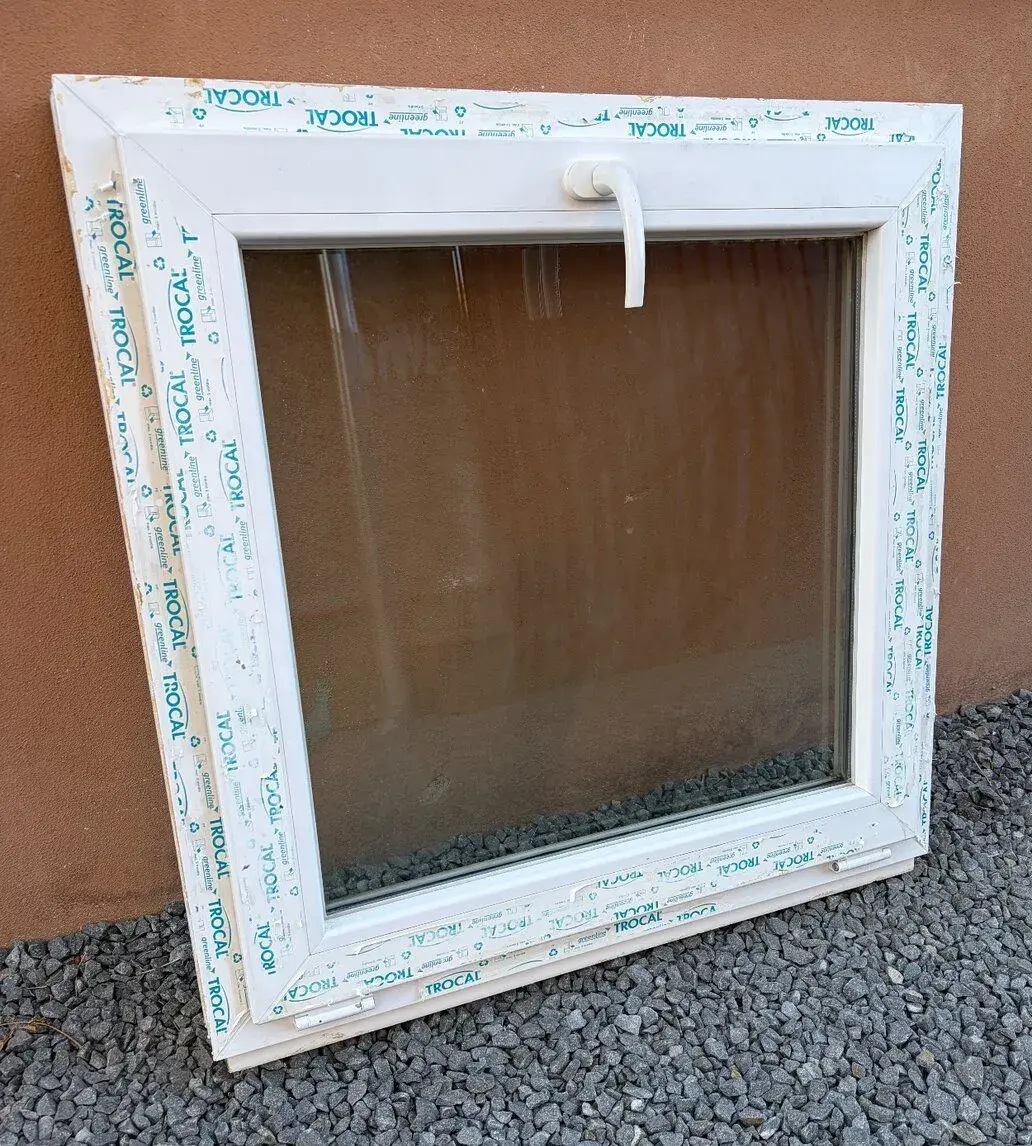 Plastové sklopné okno 85x82cm