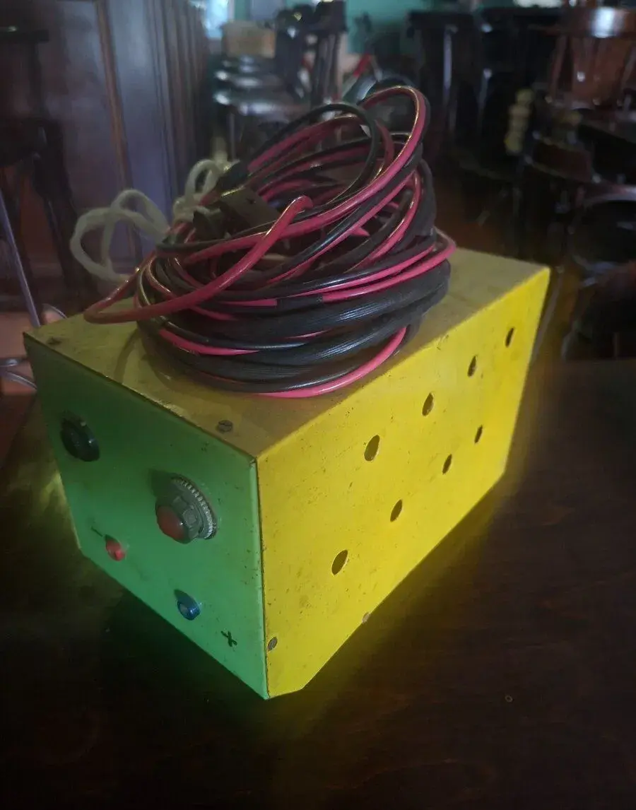Nabíjačka auto-moto batérii , analog multimeter