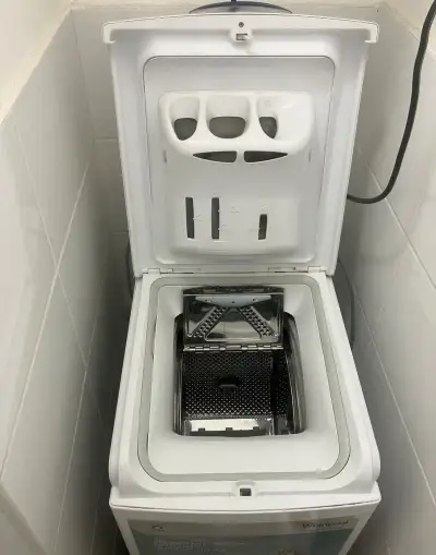 Pracka whirlpool z vrchu plnena