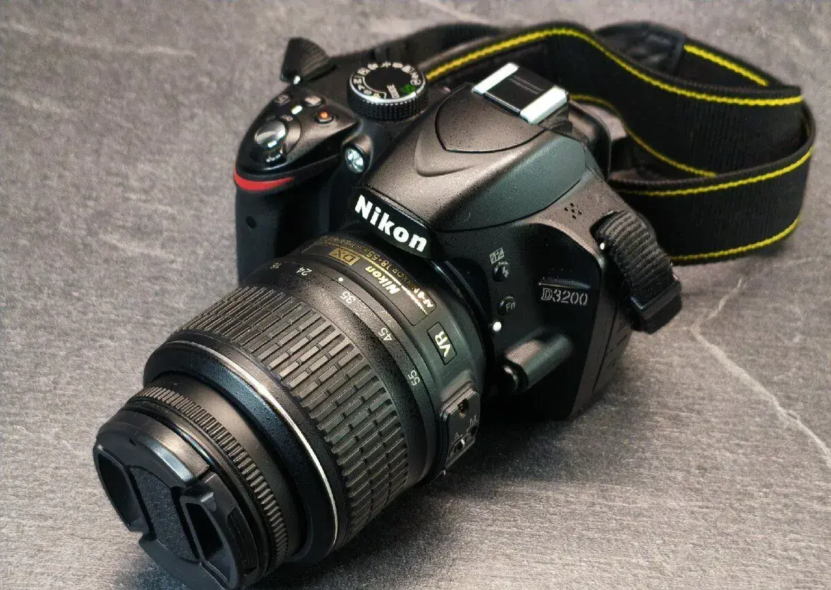 Nikon D3200 + Nikkor 18–55mm VR. Top stav.