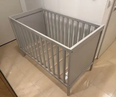 Postielka Ikea Sundvik šeda na predaj