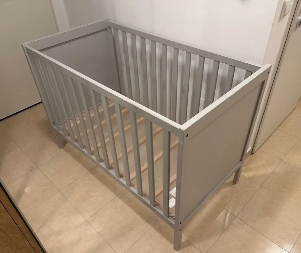 Postielka Ikea Sundvik šeda na predaj