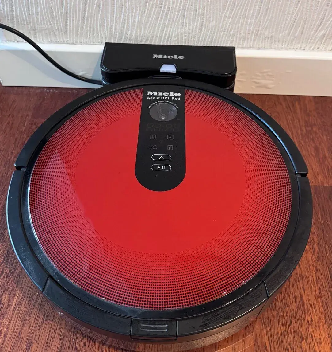 Miele Scout RX1 Red – robotický vysávač, plne funkčný