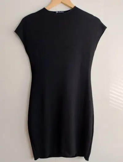 Puzdrové čierne šaty (Zara)