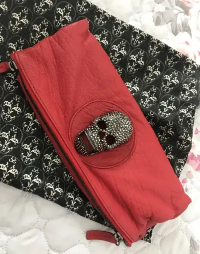 červená kožená clutch kabelka