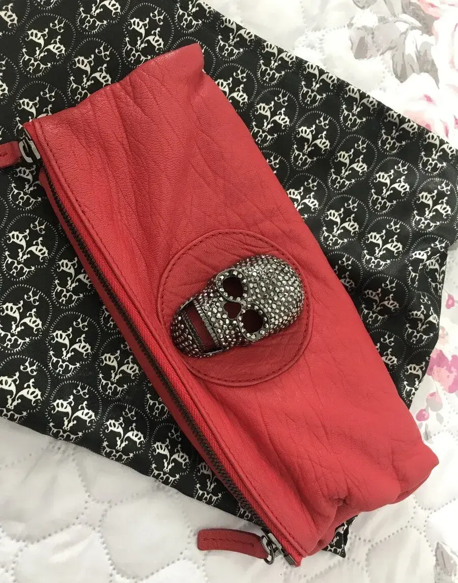 červená kožená clutch kabelka