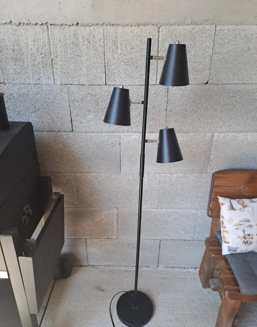 Volne stojaca lampa.