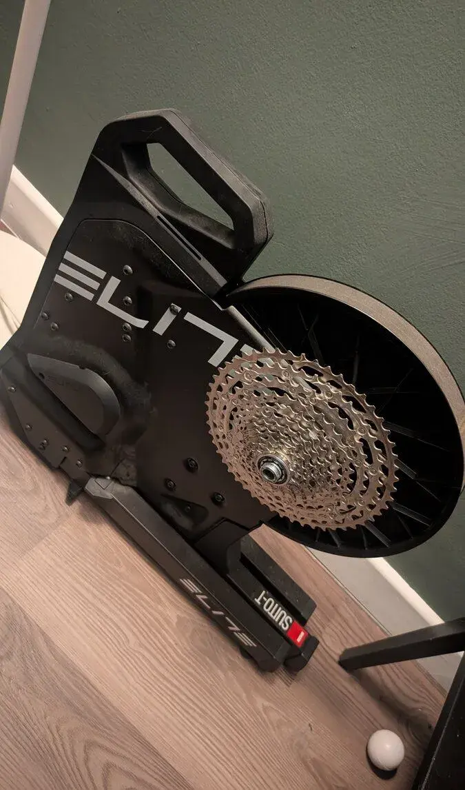 Smart trenažér Elite Suito-T s kazetou Shimano Deore