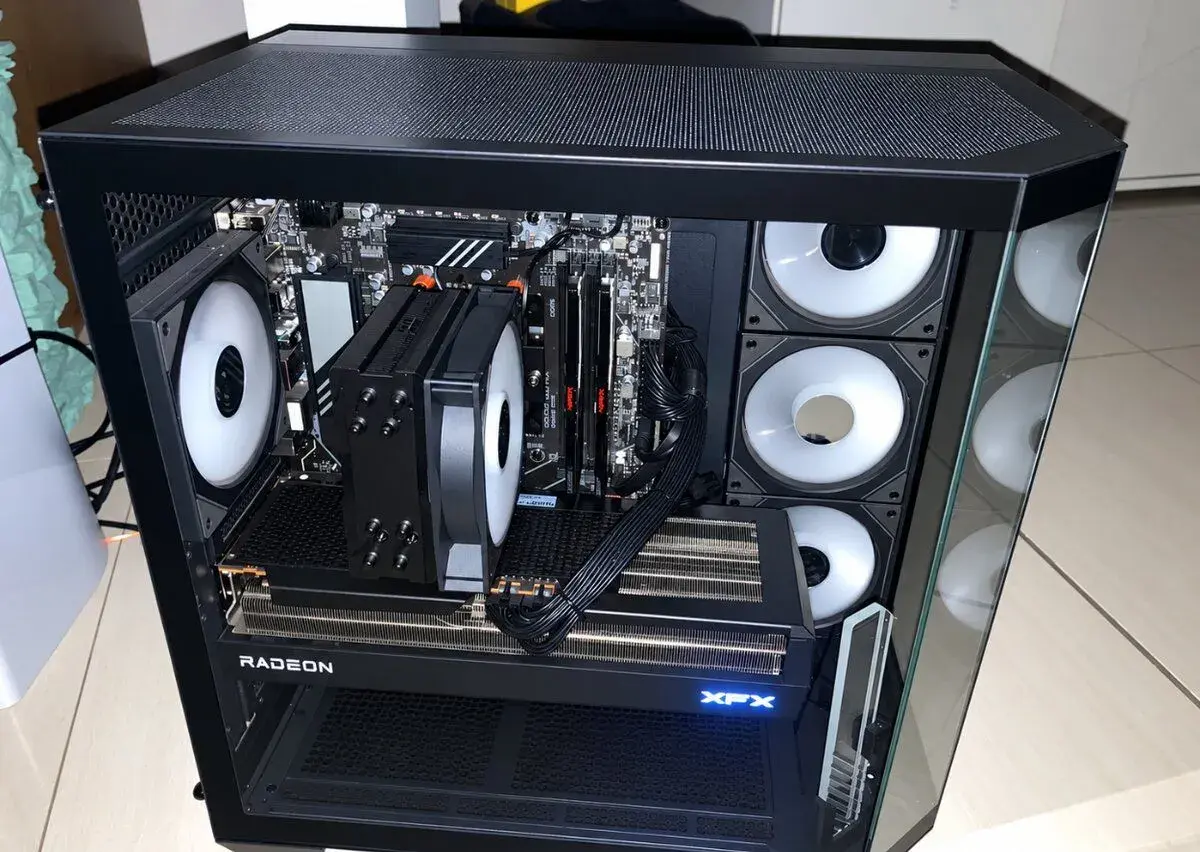 HERNY PC – výkonná zostava AMD Ryzen 7 / Radeon RX 9070 XT