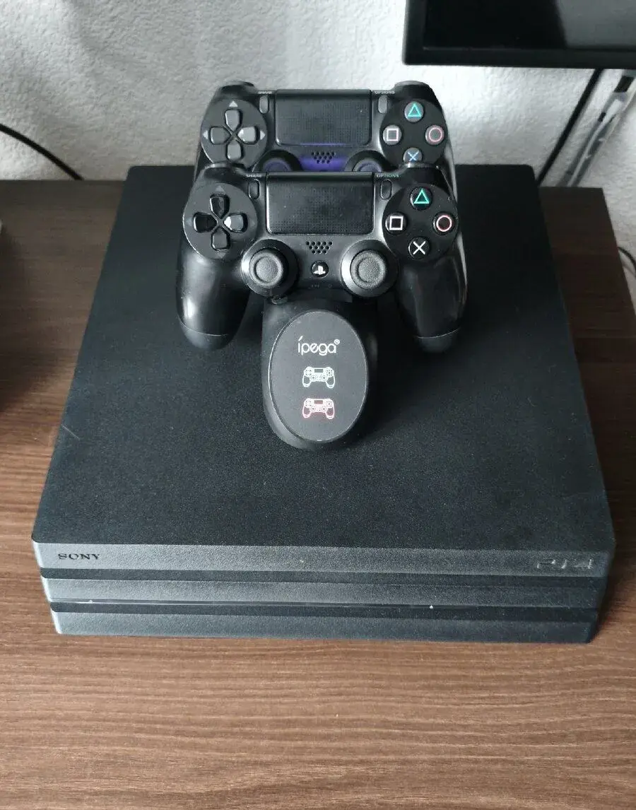 Playstation 4 PRO 1TB s JB