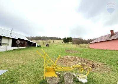 Slnečný pozemok v obci Svetlice, na predaj.