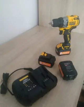 Nové náhradné batérie DeWALT 12v plus nabíjačka