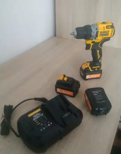 Nové náhradné batérie DeWALT 12v plus nabíjačka