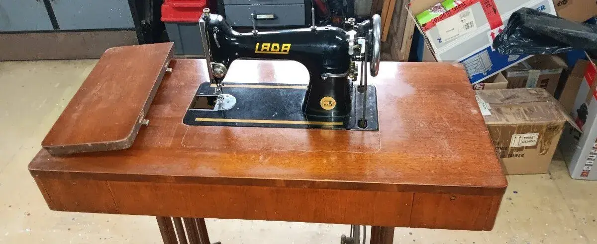 Šijací stroj Lada