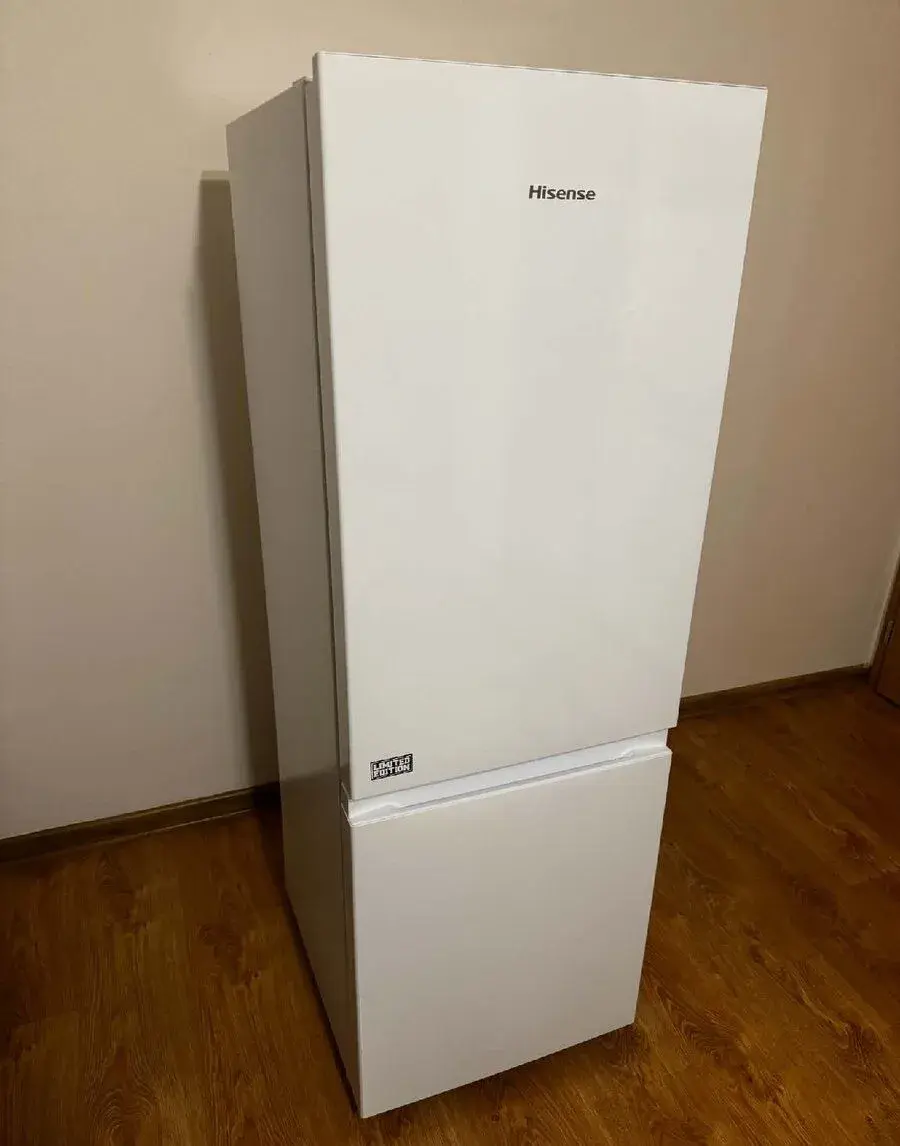 Chladnička s mrazničkou Hisense - biela