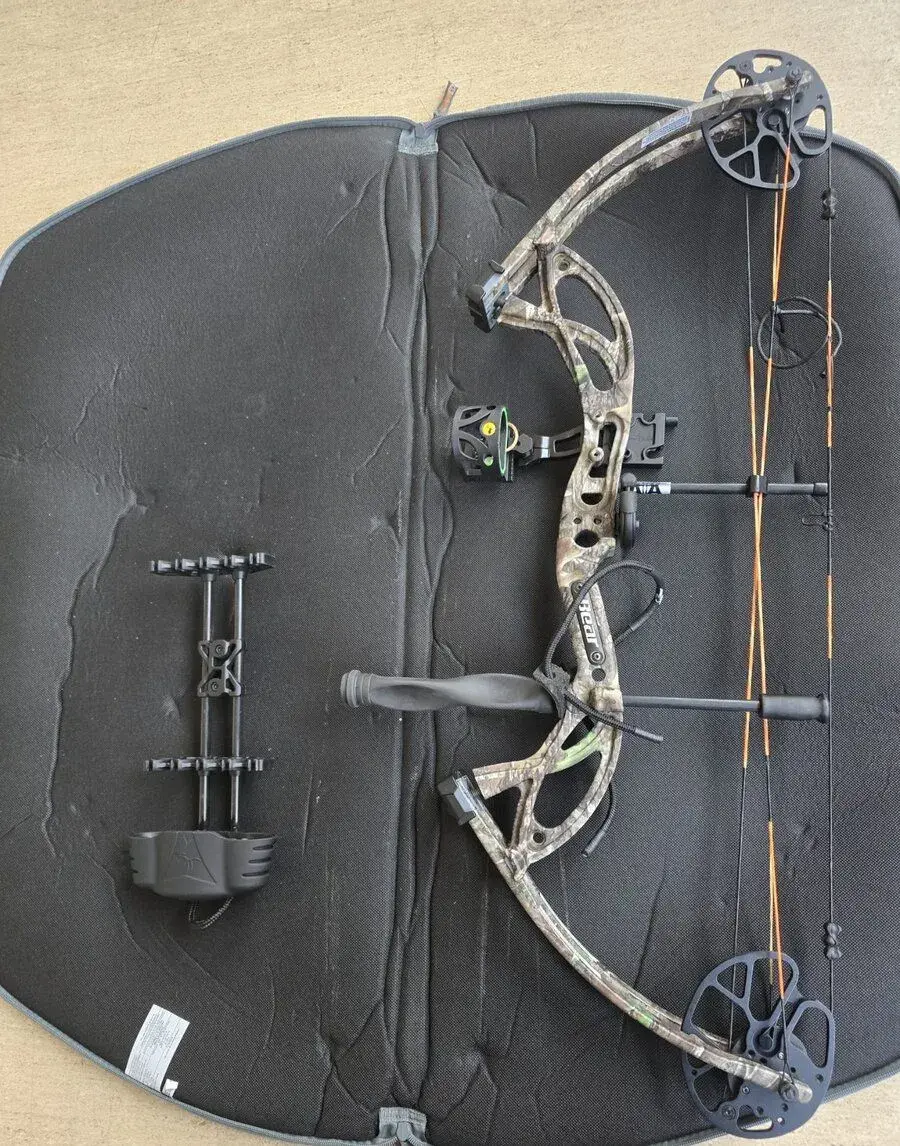 Kladkový luk Bear Archery s príslušenstvom a puzdrom