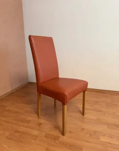 Kožené stolicky a k ním darujem jedálenský stol