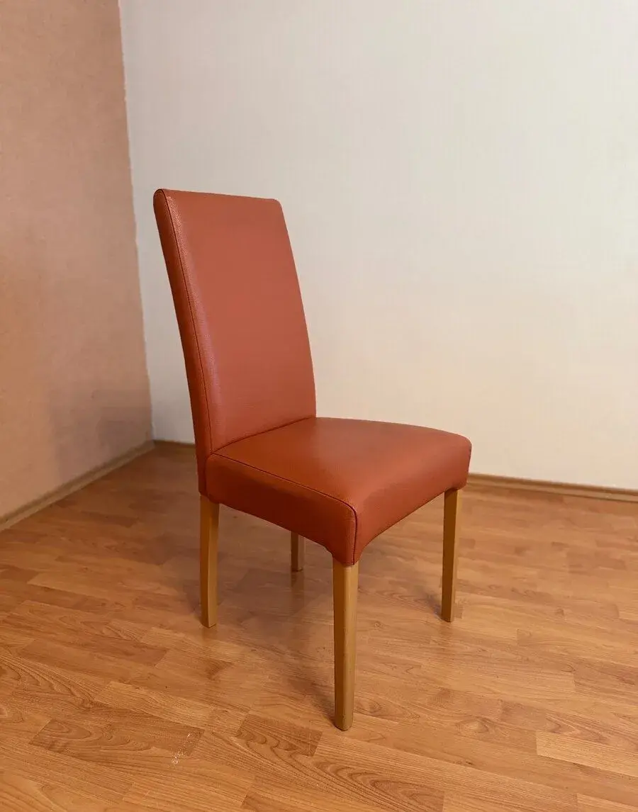 Kožené stolicky a k ním darujem jedálenský stol