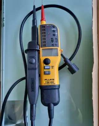 Elektrikárska skusacka FLUKE T 150 VDE+2 sady skrutkovacov