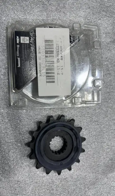 Nove ozubene kolecko OE KTM 690 15Z