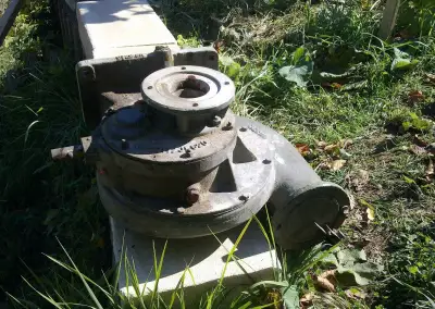 staré železné čerpadlo na vodu (bez motora)