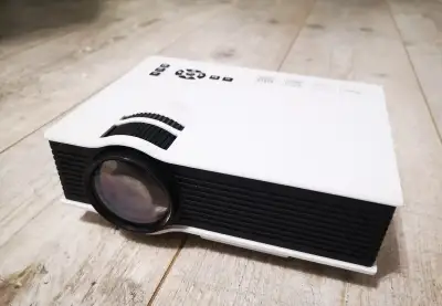 Mini LED Projector UC4
