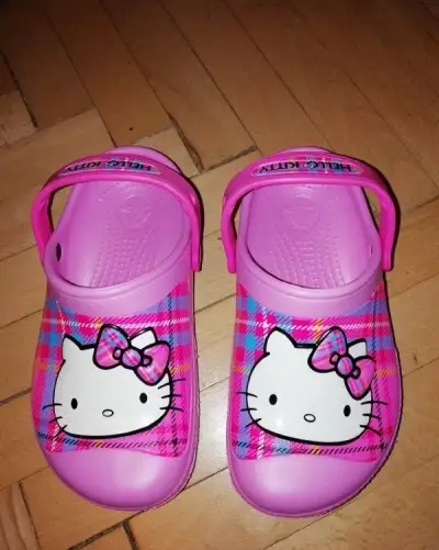 ružové Crocs Hello Kitty. veľkosť 33 až 34