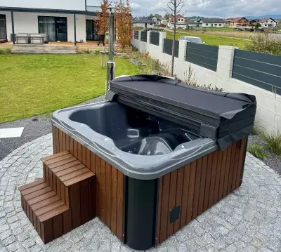 Štvorcová kúpacia kaďa, vírivka, jacuzzi - DOLNÝ KUBIN