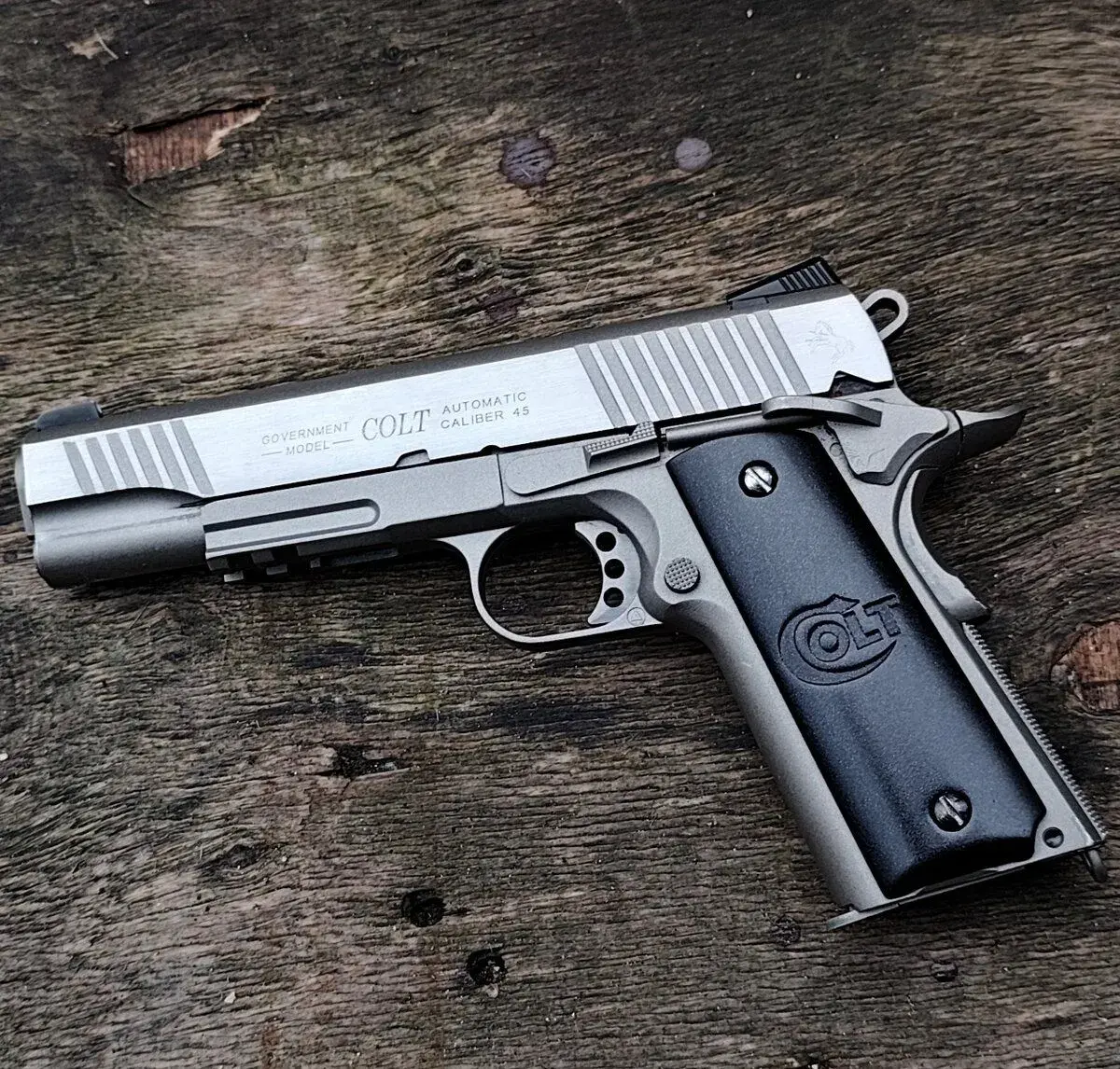 pažbičky/gripy pre Colt 1911 a klony: colt logo no pattern