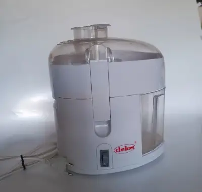 Odšťavovač Delos SE-1 a kuchynský mixer.