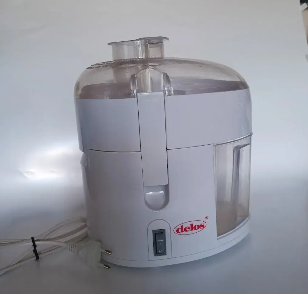 Odšťavovač Delos SE-1 a kuchynský mixer.