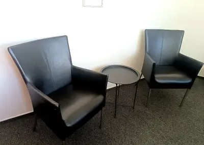 Stoličky a nabytok z kancelárie
