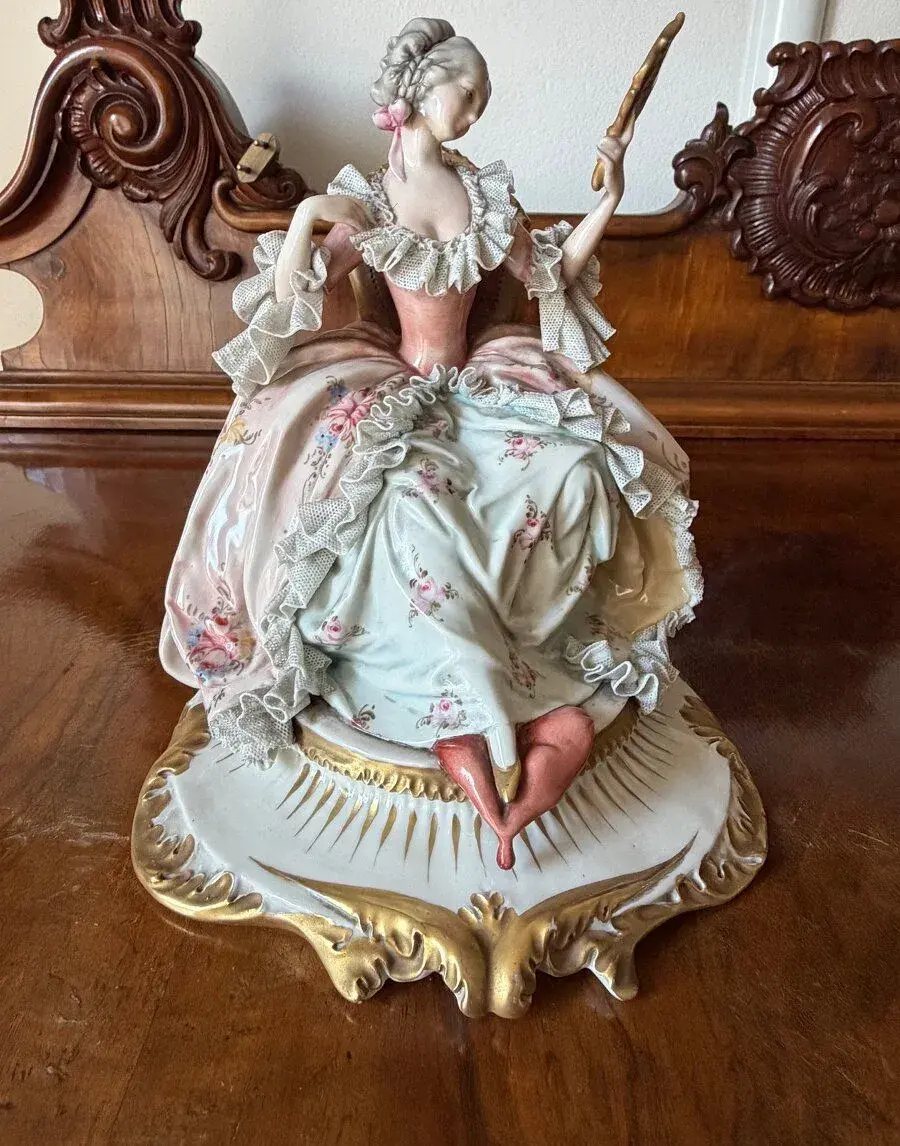 Capodimonte DÁMA SO ZRKADIELKOM - rokoková čipkovaná porcelá