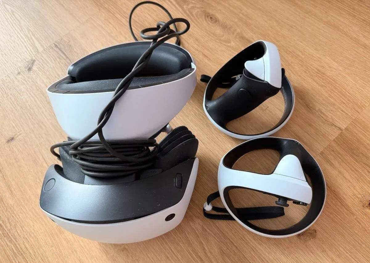 Sony PlayStation VR2 + ovládače – ako nové