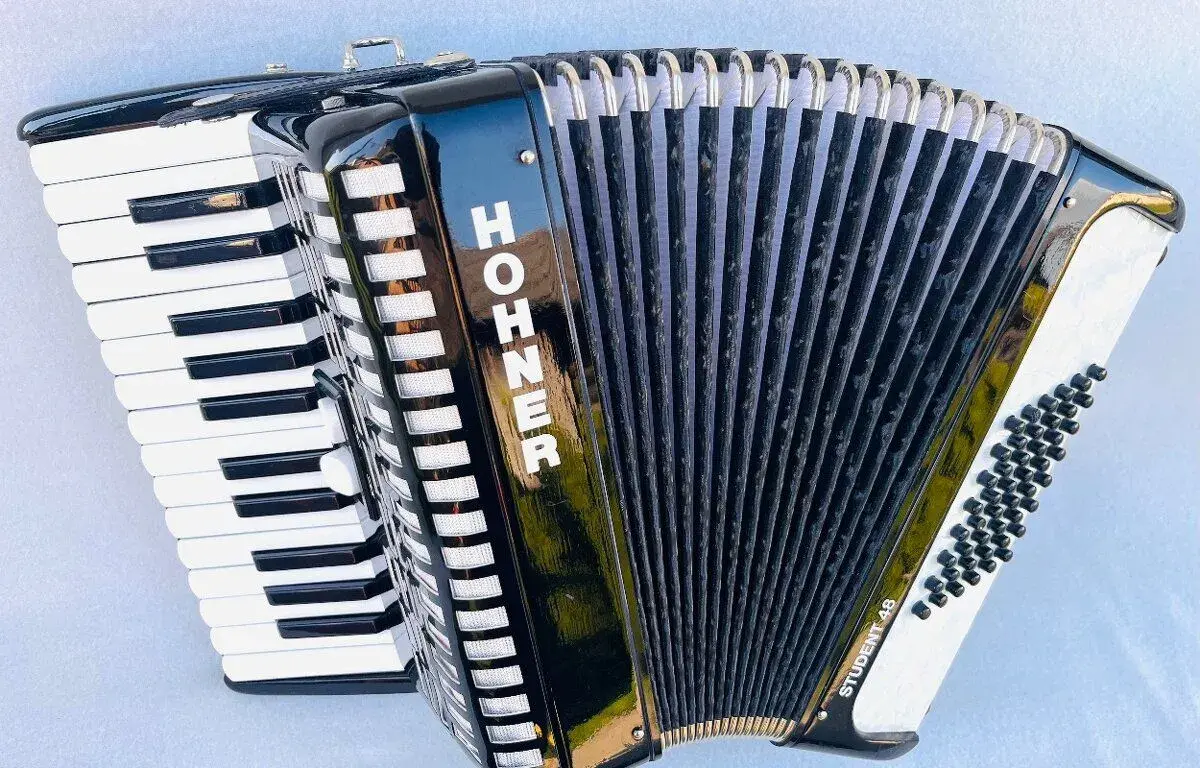 Akordeón HOHNER STUDENT 48 BASOVÝ používaný vo výbor