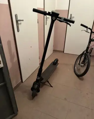 Elektricka kolobezka bird 2kusy baterka ok jedna pojazdná