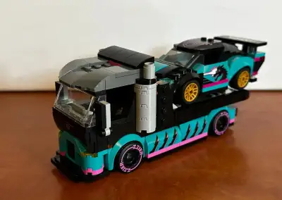 Lego kamion s pretekarskym autom