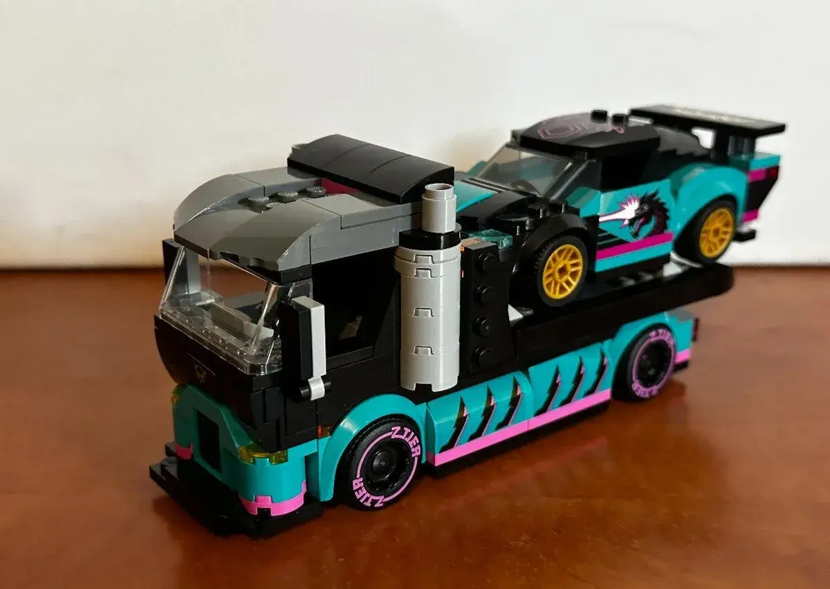 Lego kamion s pretekarskym autom
