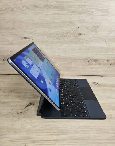 Apple iPad Pro 12.9 palcovy 6.generacia + Apple keyboard