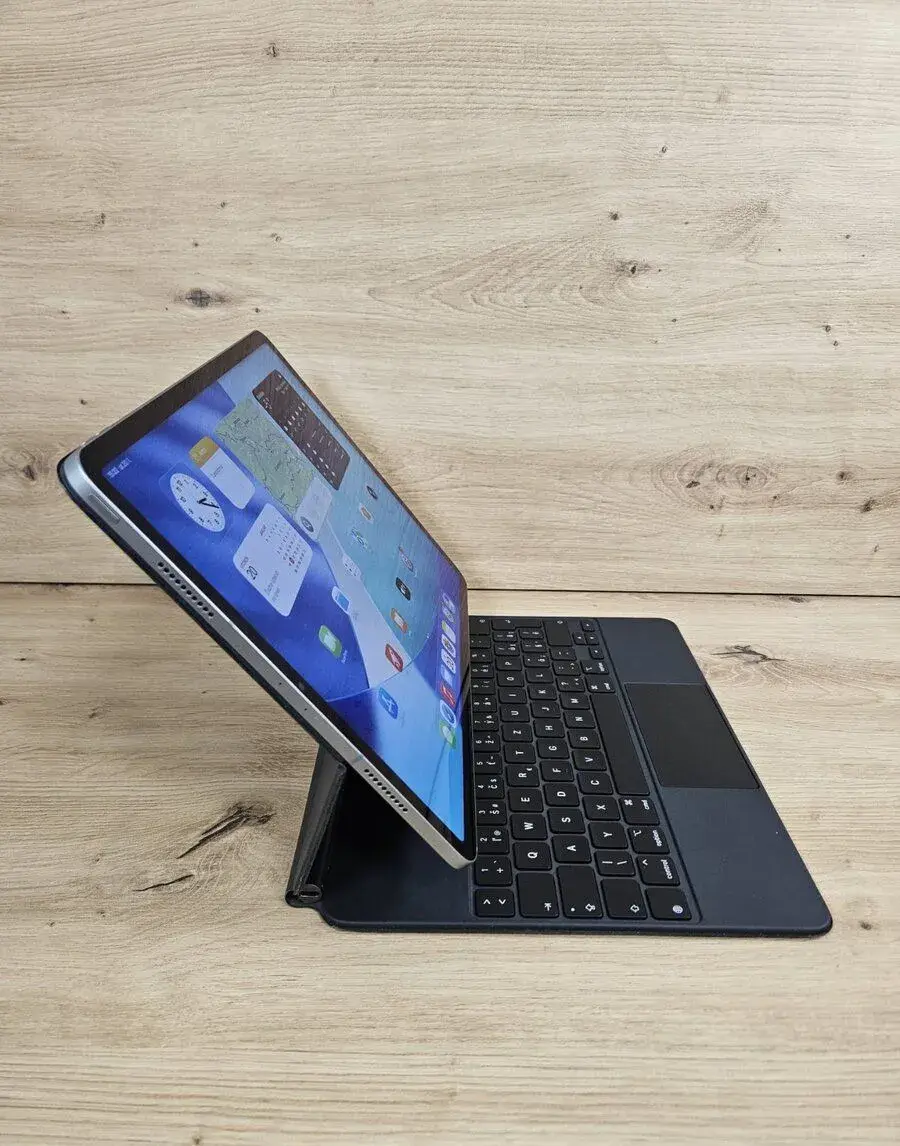 Apple iPad Pro 12.9 palcovy 6.generacia + Apple keyboard