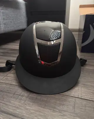 Prilba na kone