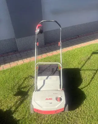 elektrický vertikutátor a prevzdušňovač trávnika