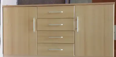KOMODA s dvoma dvierkami a 4x šuflíkami.