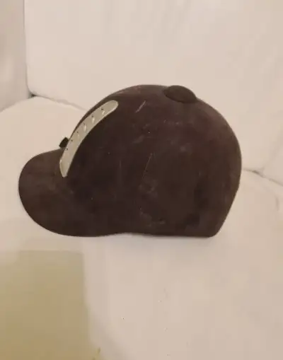 jazdecká prilba na kone